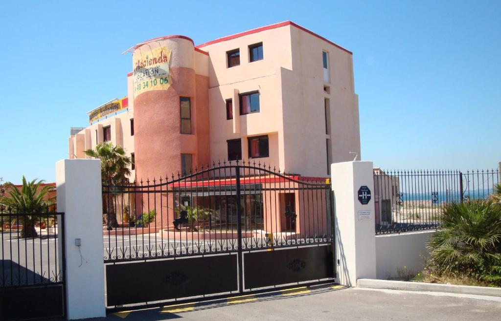 Hotel L'Hacienda Мартиг Екстериор снимка
