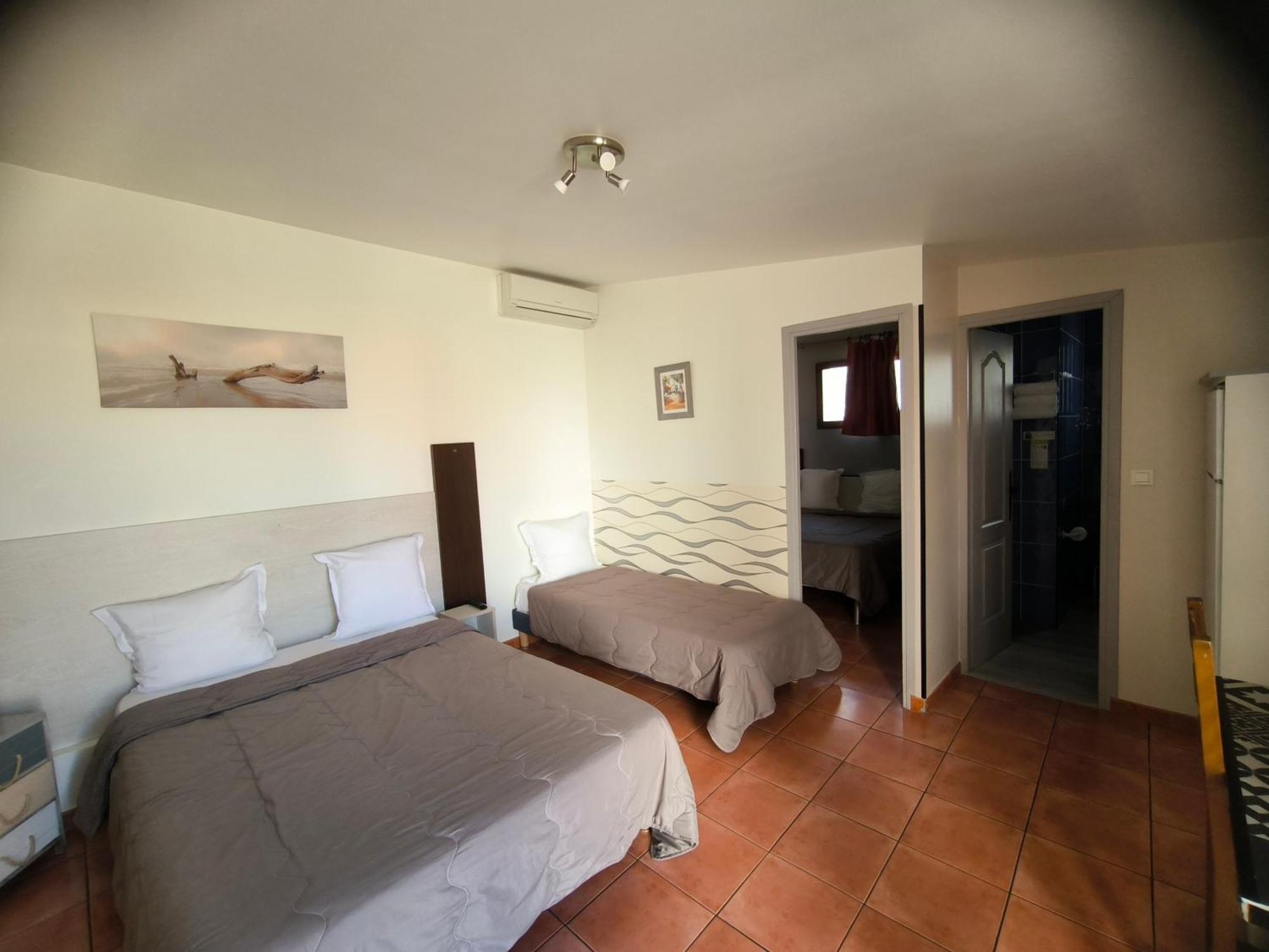 Hotel L'Hacienda Мартиг Екстериор снимка