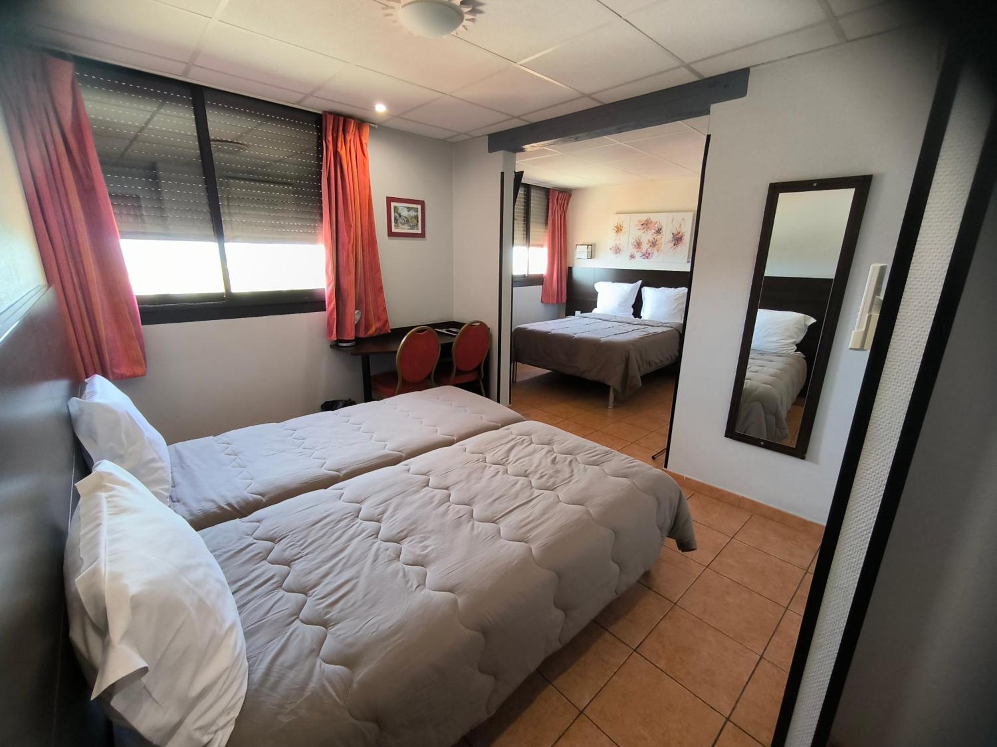 Hotel L'Hacienda Мартиг Екстериор снимка