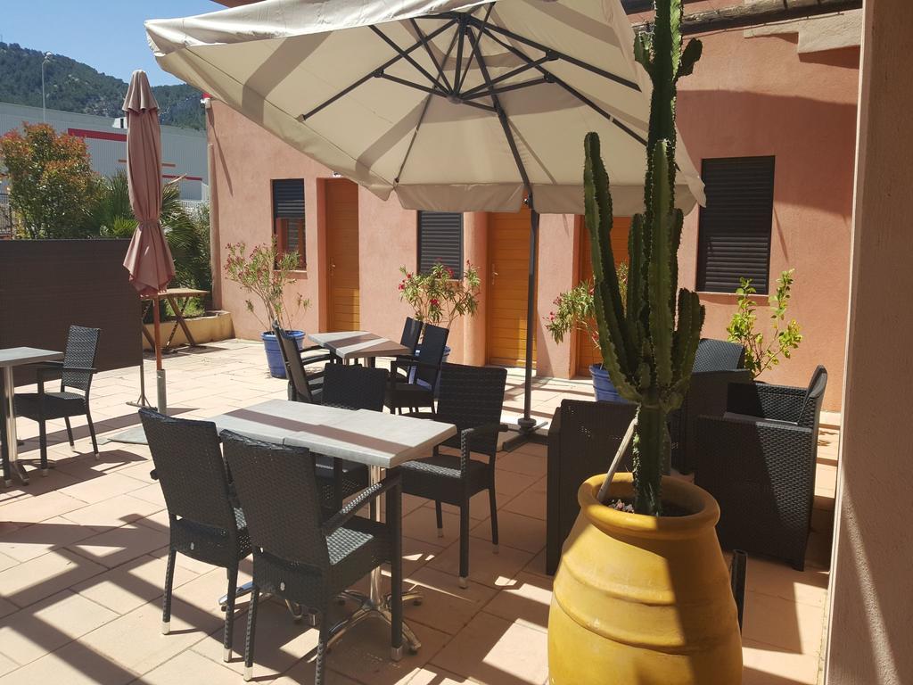 Hotel L'Hacienda Мартиг Екстериор снимка