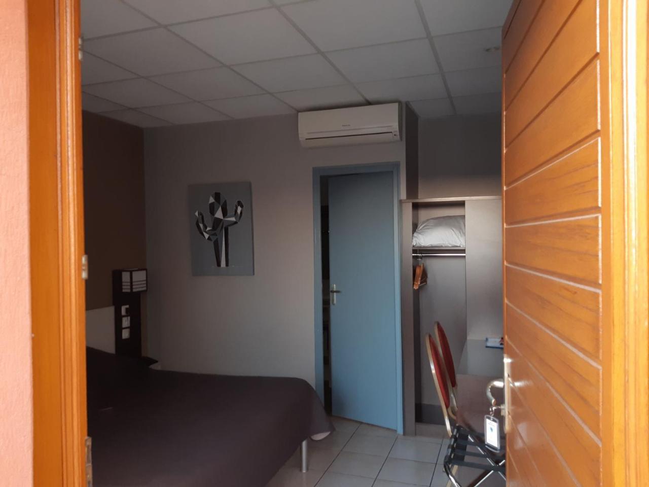 Hotel L'Hacienda Мартиг Екстериор снимка